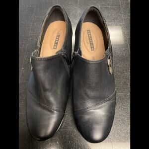 CLARKS WOMENS SHOE SIZE 9 MINT